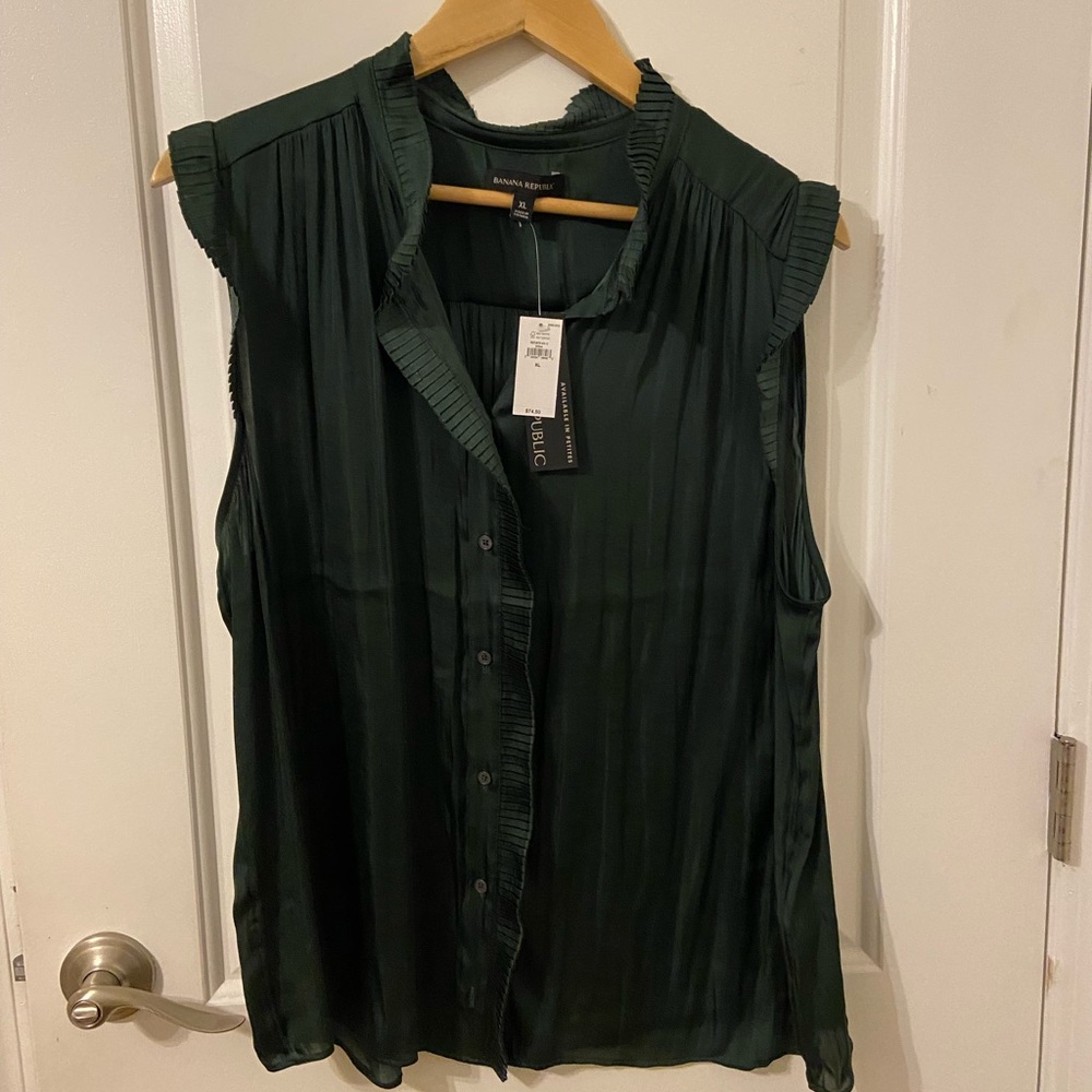 Banana Republic forest green Ruffle silky sleeveless blouse